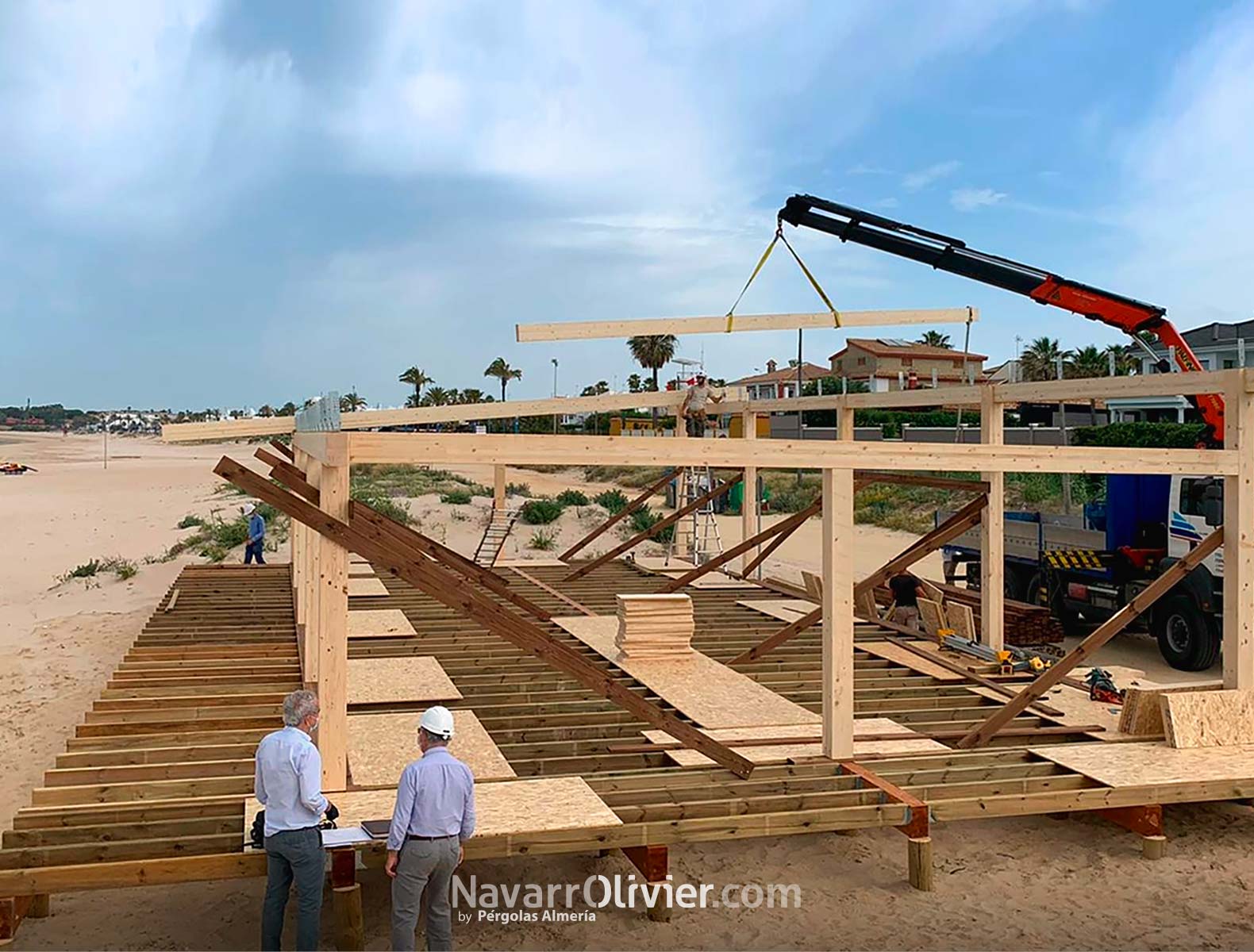Montaje de estructura de madera sobre pilotes. Chiringuito Los Esteros, Chiclana, Cádiz
