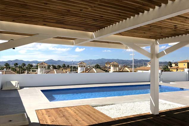 Pérgola de madera cubierta alistonada para piscina, Mazarrón, Murcia.	