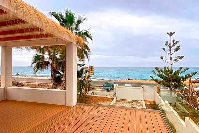 Terraza con pérgola en primera planta de casa de playa en Mojácar, Almería.
