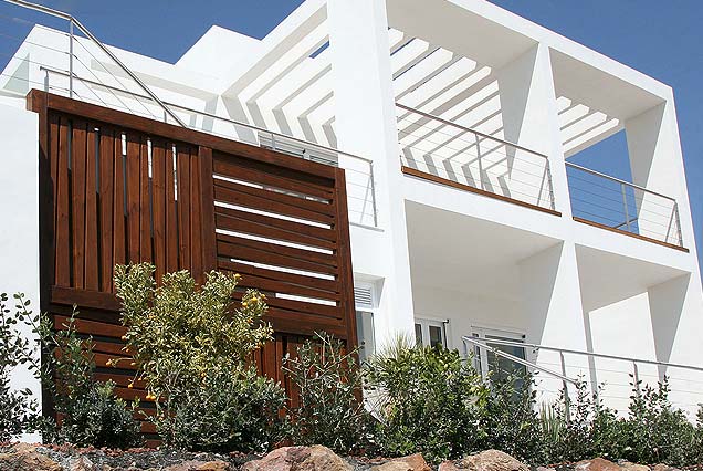 Estructura decorativa para exterior en madera tratada, paisajismo residencial, Macenas, Almería