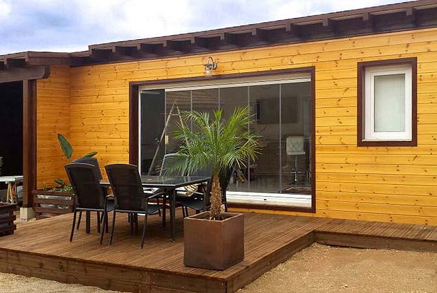 Casa de madera Tiny House para invitados con terraza de tarima