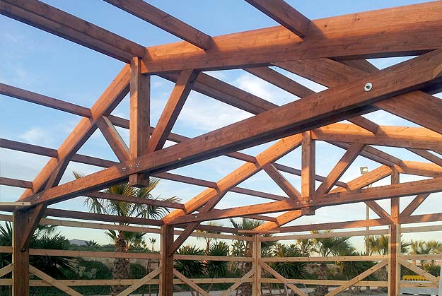 Construcción de estructuras de madera. Fabricacion de cubiertas de grandes luces