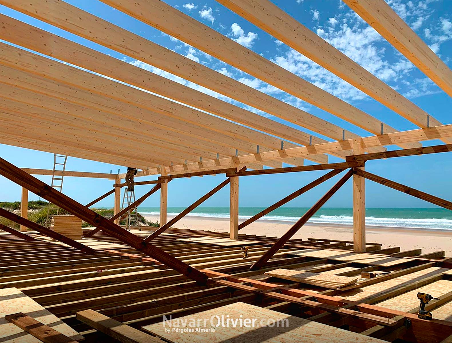Montaje de estructura de beach club en Chiclana, Cádiz