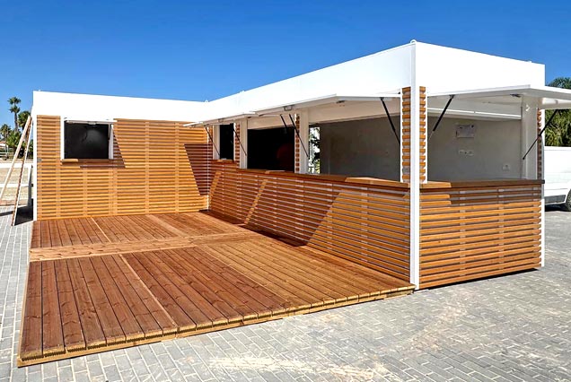 Chiringuito modular desmontable en módulos personalizados de madera para exterior para Centro Hípico Oliva Nova.