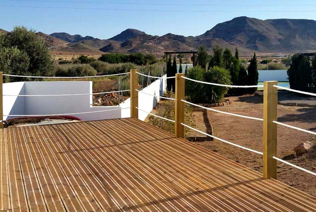 Terraza sobre forjado en madera con tarima autoclave, Hotel en Rodalquilar, Almería