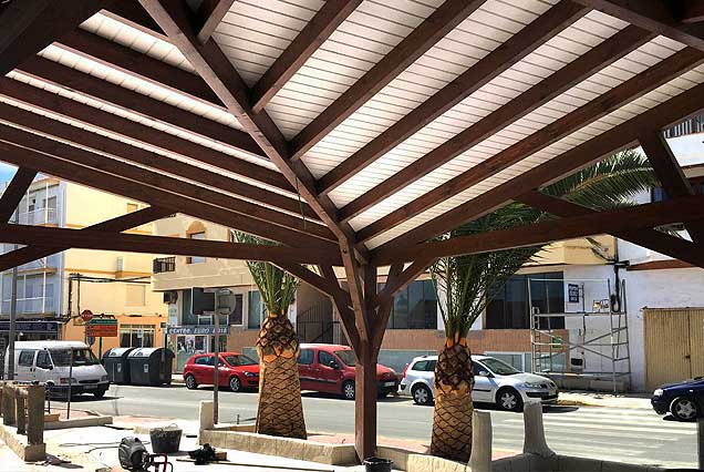 Construcción cubierta en madera laminada y módulos para Restaurante Popeye, Garrucha, Almería.