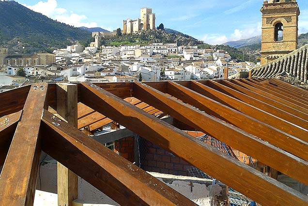 Rehabilitación de cubierta a 4 aguas en madera laminada del Convento de San Luis de Velez Blanco, Vélez Blanco, Almería.