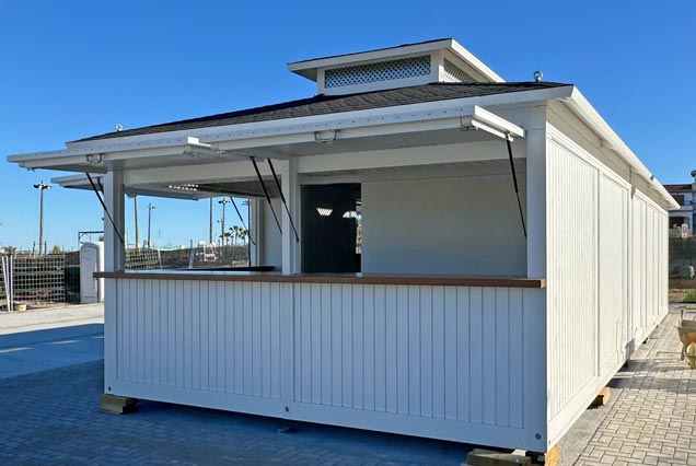 Chiringuito modular de 50 m² con aseo para paseo marítimo en Vera Playa, Almería.