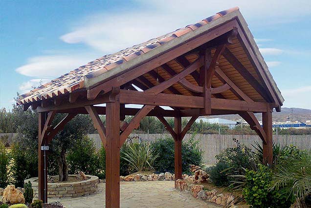 Porche rústico en madera tratada para exterior en Murcia