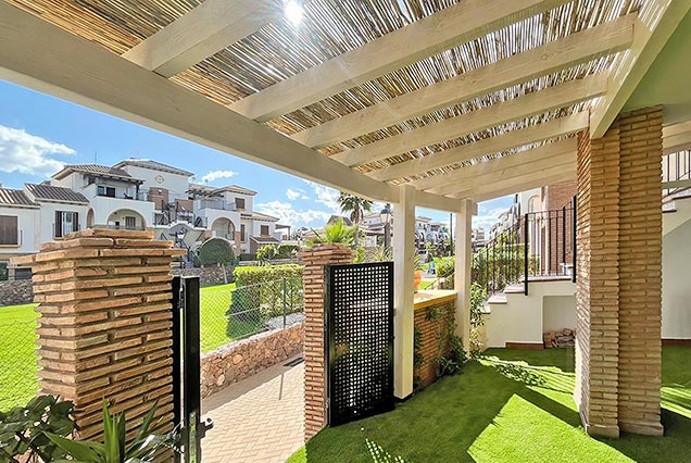 Pérgola de madera y cañizo para patio delantero de vivienda en Urbanización Al-Andaluz Resort, Vera Playa, Almería.