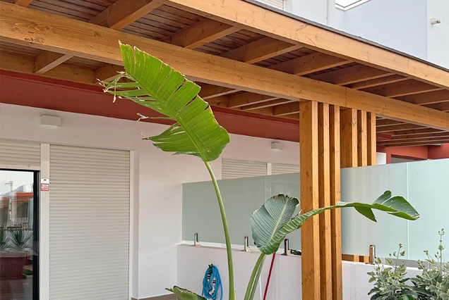 Pérgola minimalista de madera para dúplrx adosados en Almerimar, Almería.	