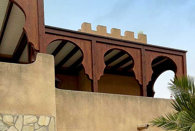 Pérgola adosada en madera para exterior de inspiración árabe