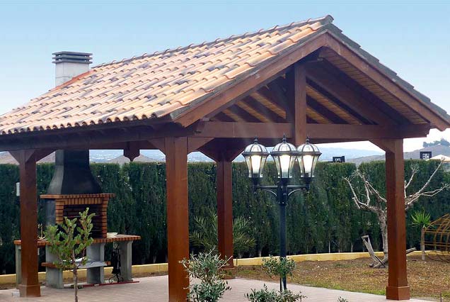 Pérgola en madera estructural con tejado a 2 aguas y barbacoa integrada