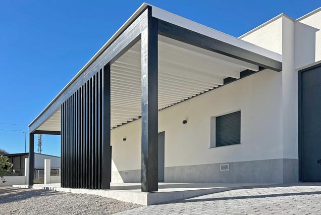 Pérgola minimalista de madera para patio lateral de vivienda rural en Lorca, Murcia.	