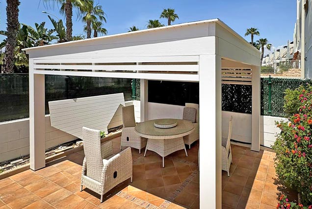 Cenador de estilo moderno construido de madera blanca en Vera Playa.	