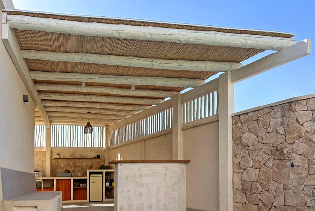 Pérgola de rústica de madera y cañizo para cocina exterior en Castell de Rey, Almería 