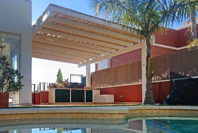 Pérgola de madera y cañizo para cocina comedor exterior en Rincón de la Victoria, málaga 