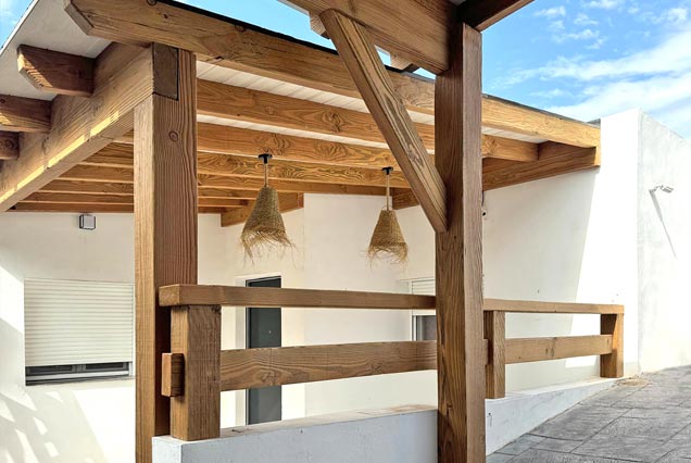 Porche rústico para reforma de casa a construida en pendiente
