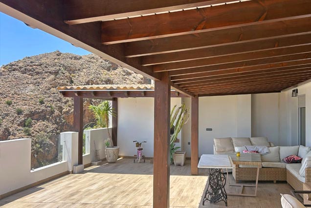 Porche envolvente de madera para terraza en Aguadulce, Almería.