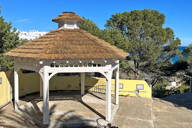 Gazebo mediterraneo, estructura hexagonal de madera blanca con techo de junco en Macenas, Mojácar, Almería