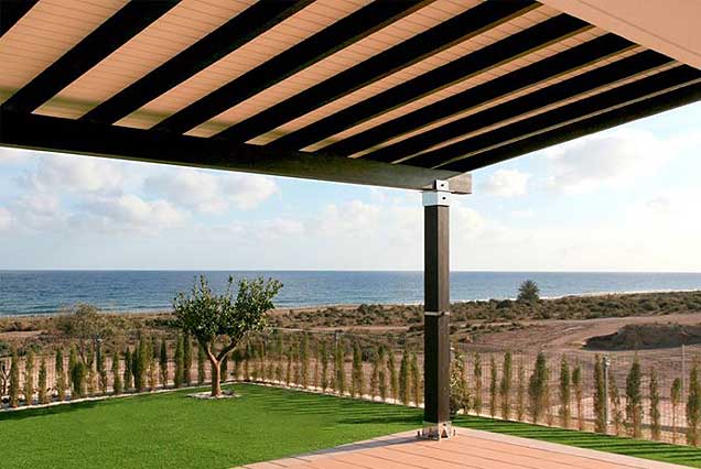 Pérgola minimalista suspendida en madera, Almería