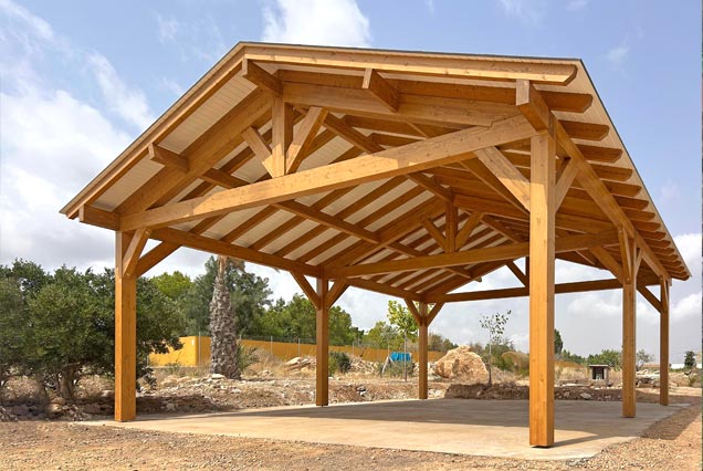 Pérgola de madera estilo tradicional para casa rural en Molina de Segura, Región de Murcia.