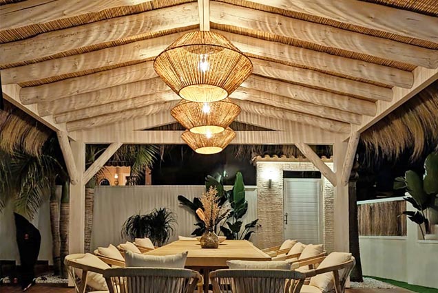 Cenador de madera y tronco con cubierta de fibras naturales para jardín