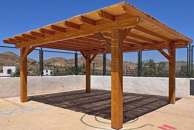 Pérgola de madera y cañizo para colegio rural en Lucainena de las Torres
