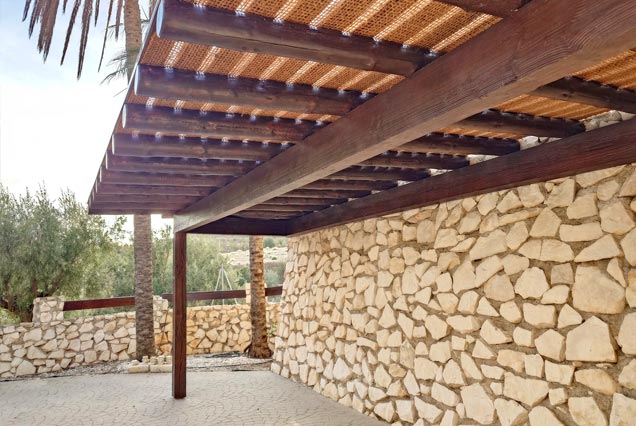 Porche de madera tratada para casa de campo en Baza, Granada.	
