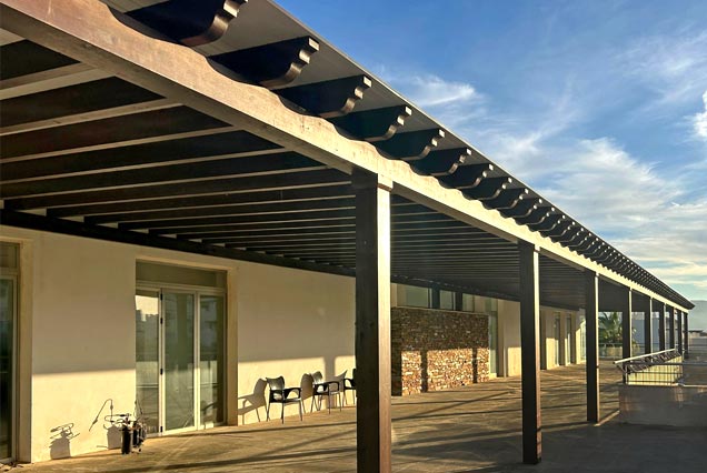 Pergola de grandes dimensiones en Pueblo Salinas, Vera Playa