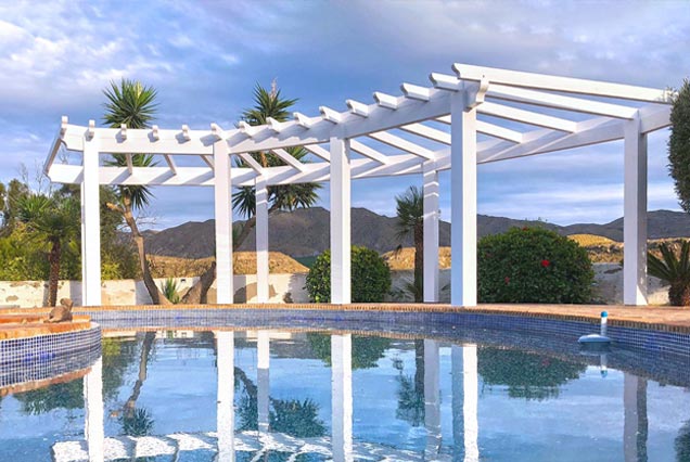 Pergola de madera de diseño semi circular para casa rural en cuevas del Almanzora.