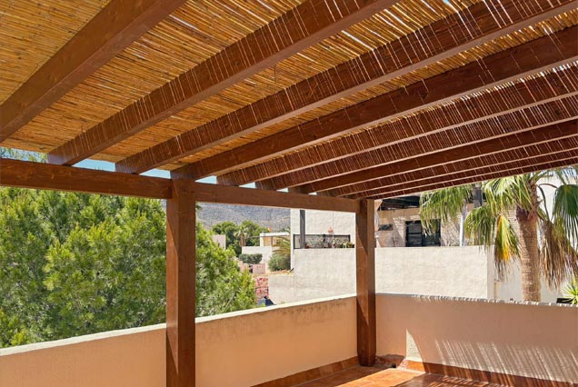 Pérgola de de madera y cañizo para terraza natural en San José, Cabo de Gata, Almería