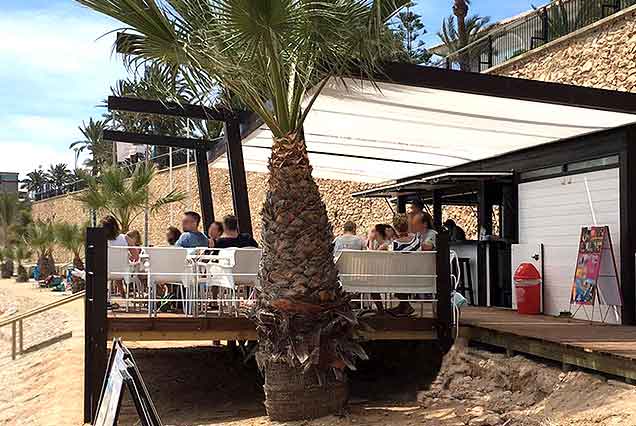 Chiringuito con terraza elevada sobre pilotes de madera autoclave en Punta Prima, Alicante