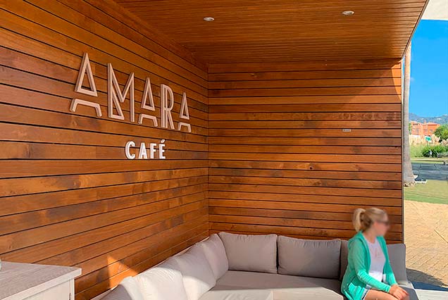 Construcción modular de madera con fachada ventilada con revestimiento en Viroc para cafetería en Marbella