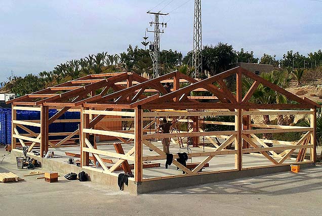 Construcción de estructura de madera a 2 aguas acabada en panel sandwhich de Aluminio para Cuadraspania