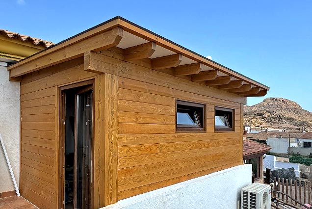Construcción oficina de madera en la azotea para teletrabajo